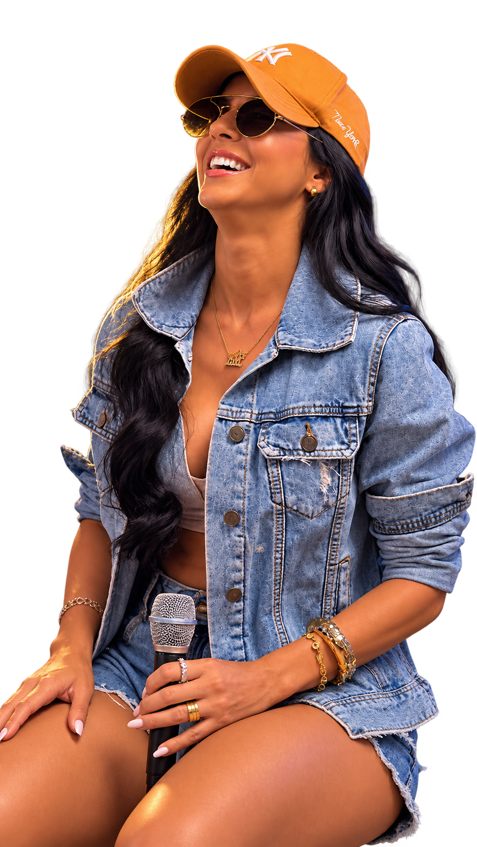 Larissa sorrindo, de boné laranja e jaqueta jeans, com o microfone nas mãos.