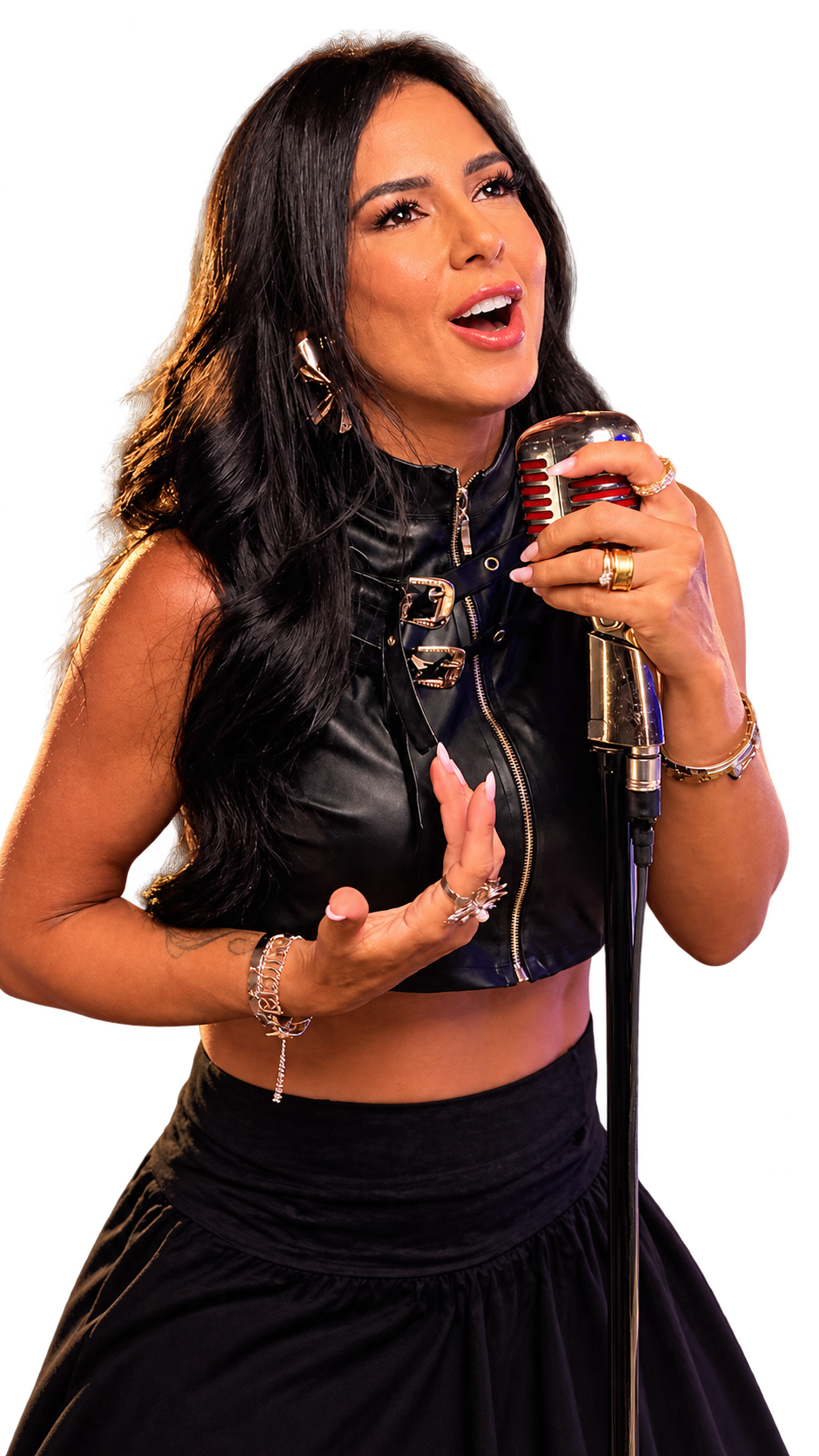 Larissa cantando, com roupa preta e um microfone vintage nas mãos.