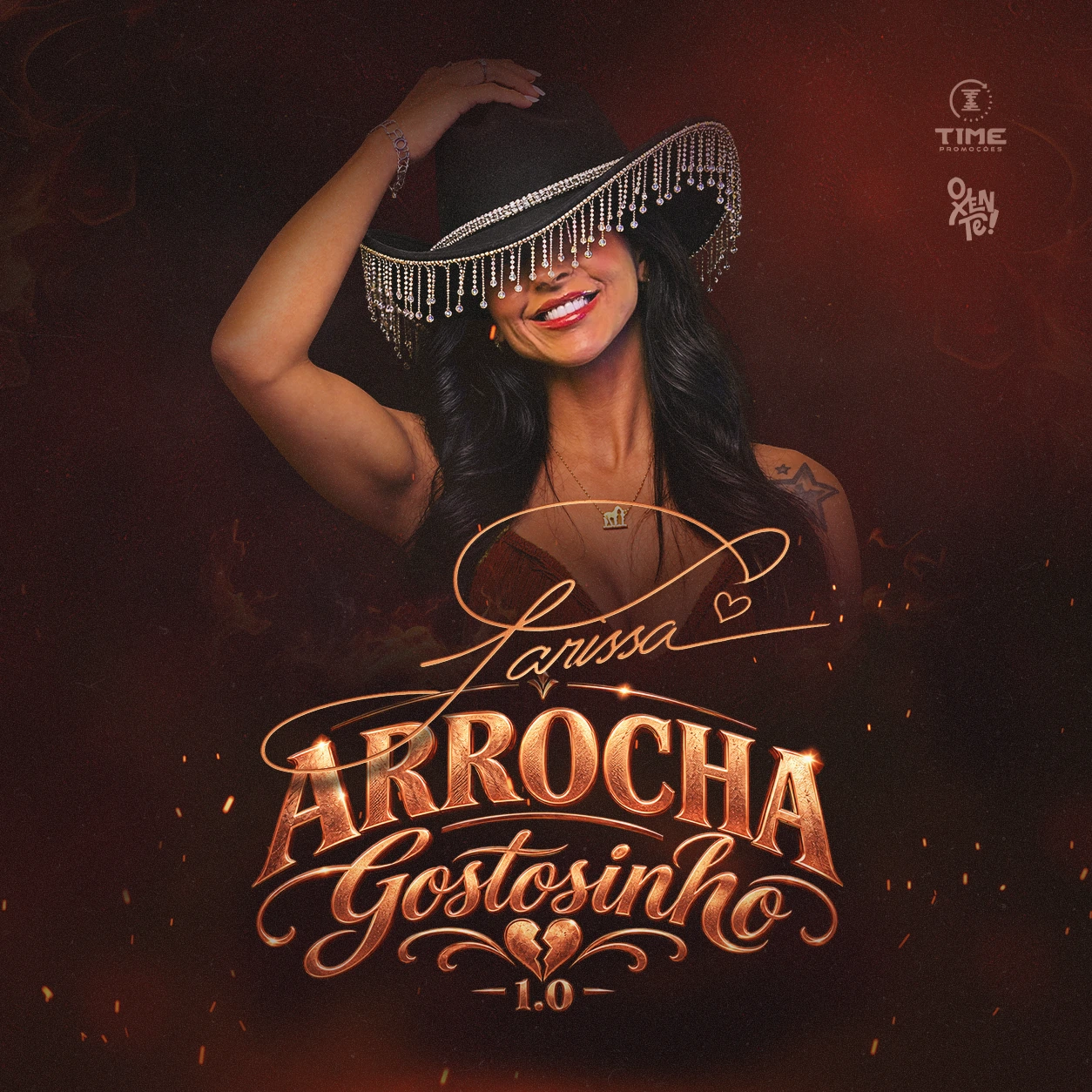 Capa do CD Arrocha Gostosinho 1.0: Larissa com chapéu de franjas, lettering cobre e fundo escuro.